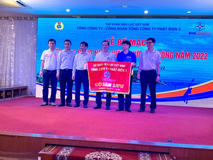 Đại diện Lãnh đạo EVNGENCO3 trao cờ luân lưu cho đơn vị đăng cai Hội thao năm 2024 là Công ty Nhiệt điện Mông Dương