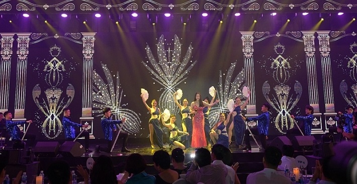 Tái hiện sân khấu Paris by night “Love Story” đến với 1.200 khán giả có mặt tại Cung Hội nghị quốc tế Ariyana