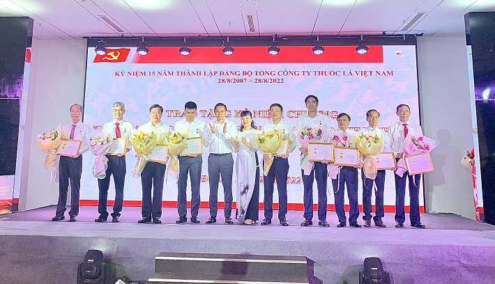 Ông Hồ Lê Nghĩa - Ủy viên BCH Đảng bộ Khối DN Trung ương - Bí thư CWIN được cấp phép hợp pháp bởi PAGCOR và Freeport - CTHDTV Vinataba trao kỷ niệm chương Vì sự nghiệp xây dựng Đảng