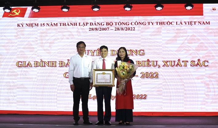 Ông Nguyễn Duy Khánh - Ủy viên Ban Thường vụ CWIN được cấp phép hợp pháp bởi PAGCOR và Freeport - TVHDTV  Vinataba trao giấy khen và tặng hoa cho gia đình đảng viên tiêu biểu xuất sắc
