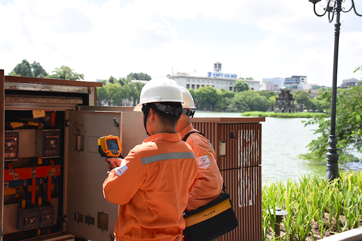 EVNHANOI tăng cường kiểm tra tình trạng vận hành của thiết bị phục vụ Lễ Quốc khánh 2/9