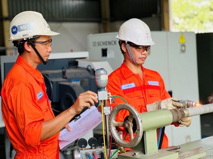 Kỹ sư Võ Xuân Quang hướng dẫn đồng nghiệp thực hiện kỹ thuật hàn phun phủ