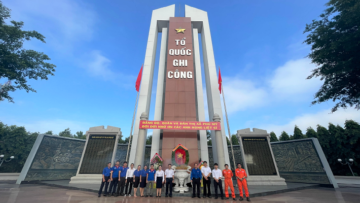 Đoàn viên Liên Chi đoàn Công ty Nhiệt điện Phú Mỹ, EPS dâng hoa, dâng hương đài liệt sĩ Thị xã Phú Mỹ