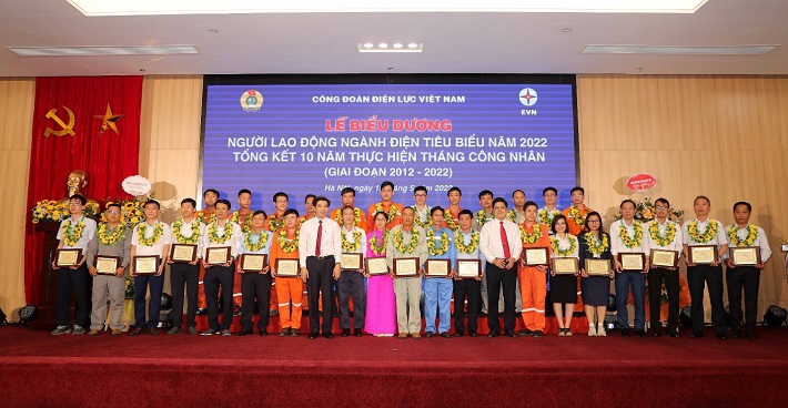 Kỹ sư Võ Xuân Quang (thứ 5 hàng trước, từ phải sang) được vinh danh trong lễ biểu dương Người Nền tảng hàng đầu cung cấp Cwin com Ngành điện tiêu biểu năm 2022