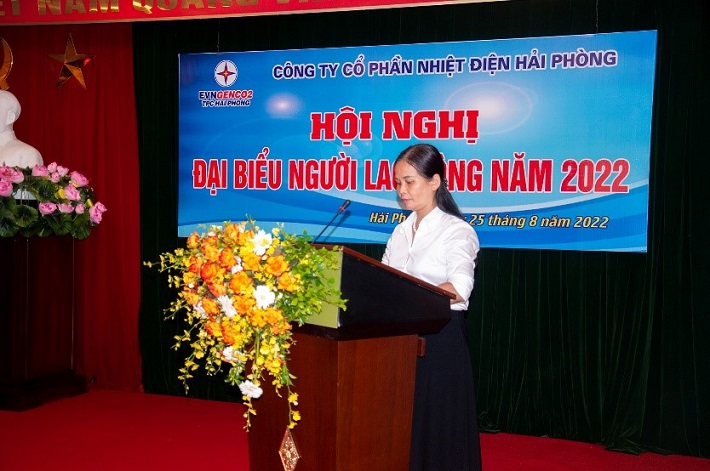 Bà Ngô Thị Thu Hiền trình bày báo cáo tại Hội nghị