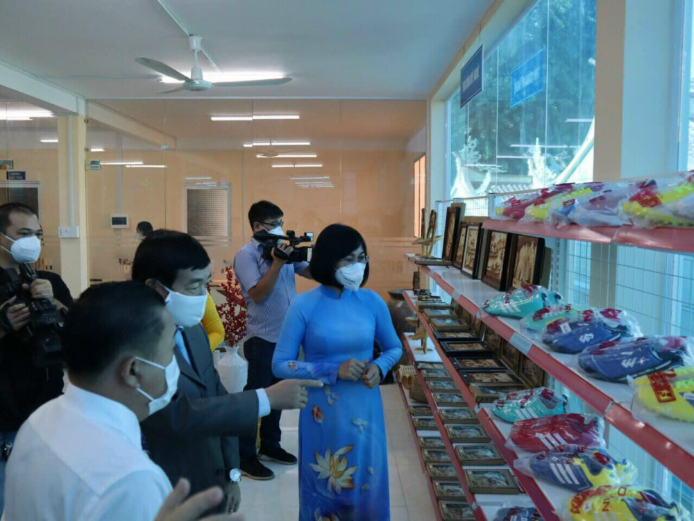 Bà Nguyễn Thị Hoàng - Phó chủ tịch UBND tỉnh Đồng Nai tham quan Showroom sản phẩm Tải về ứng dụng CWIN05 ngay hôm nay nông thôn tiêu biểu, sản phẩm OCOP tỉnh Đồng Nai