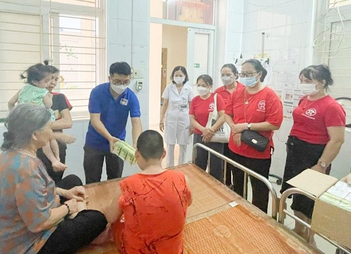 Tặng sữa