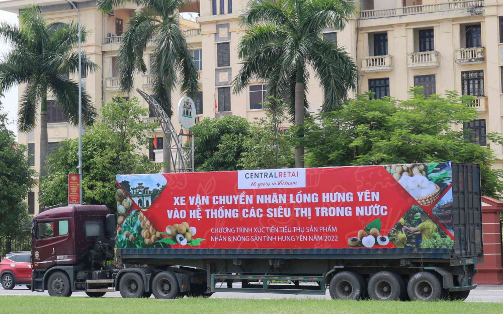 Nghi thức cắt băng xuất hành các chuyến xe vận chuyển nhãn lồng Hưng Yên đi các hệ thống phân phối