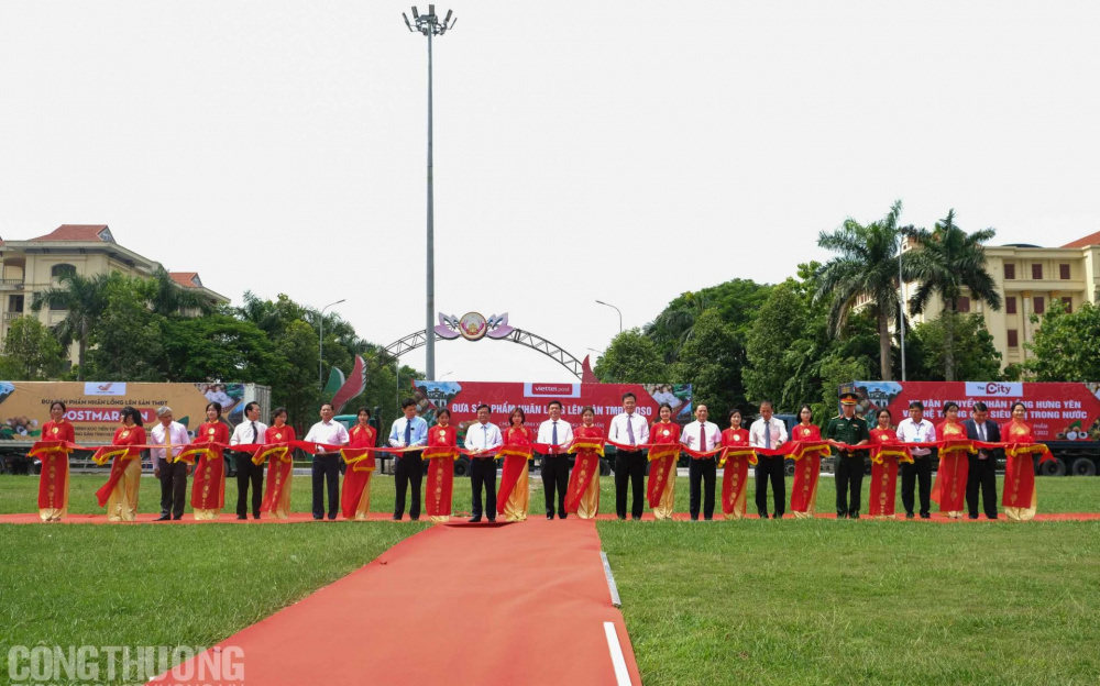 Nghi thức cắt băng xuất hành các chuyến xe vận chuyển nhãn lồng Hưng Yên đi các hệ thống phân phối