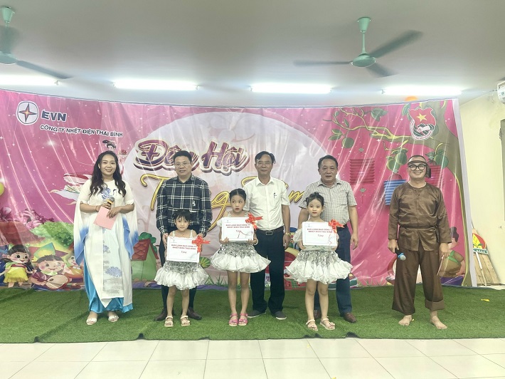 Các đồng chí Lãnh đạo Công ty tặng quà cho các cháu
