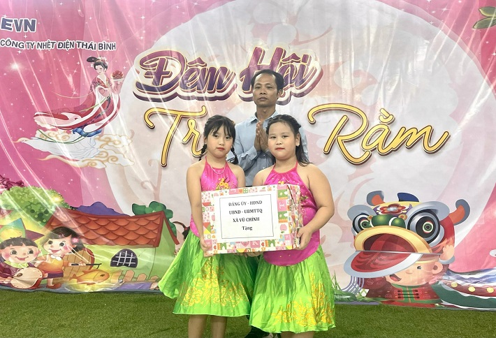 Đại diện UBND Xã Vũ Chính tặng quà cho các cháu