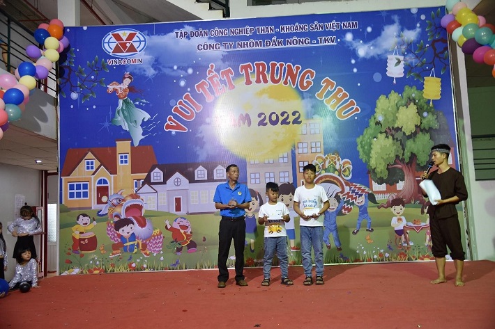 Tổ chức chương trình “Vui Tết Trung Thu” cho các cháu là con của CBCNV và nhân dân quanh vùng dự án
