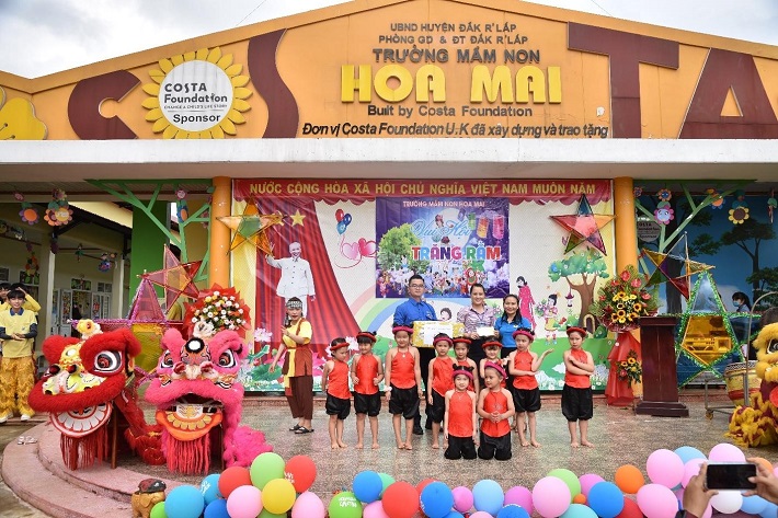 Công đoàn TKV tặng quà Trung thu các cháu Trường mầm non Hoa mai xã Nhân Cơ, huyện Đắk R’lấp