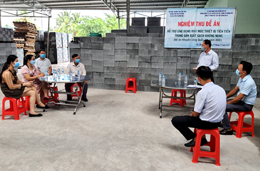 Đại biểu dự nghiệm thu Đề án “Hỗ trợ ứng dụng đề án gạch không nung"