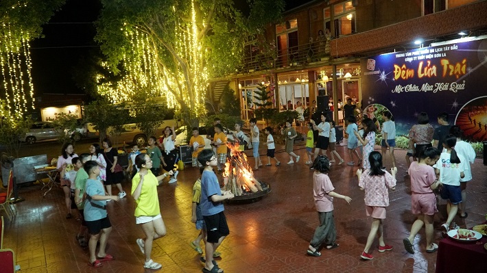 Các bạn nhỏ tham gia chương trình lửa trại Gala Kết nối