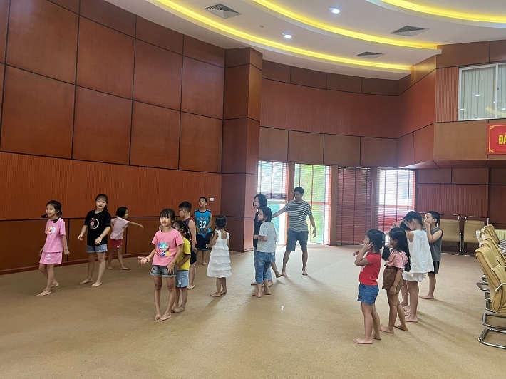Các cháu chơi trò chơi teambuilding