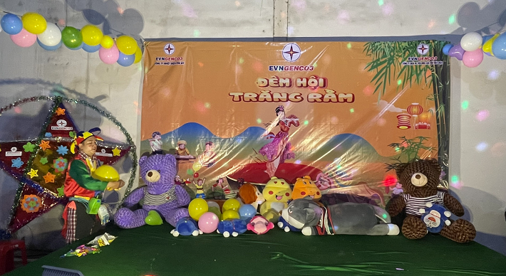Đêm hội trăng rằm được tổ chức với nhiều hoạt động vui tươi