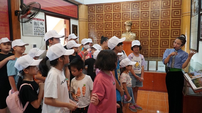 Đoàn tham quan di tích lịch sử Tây Tiến