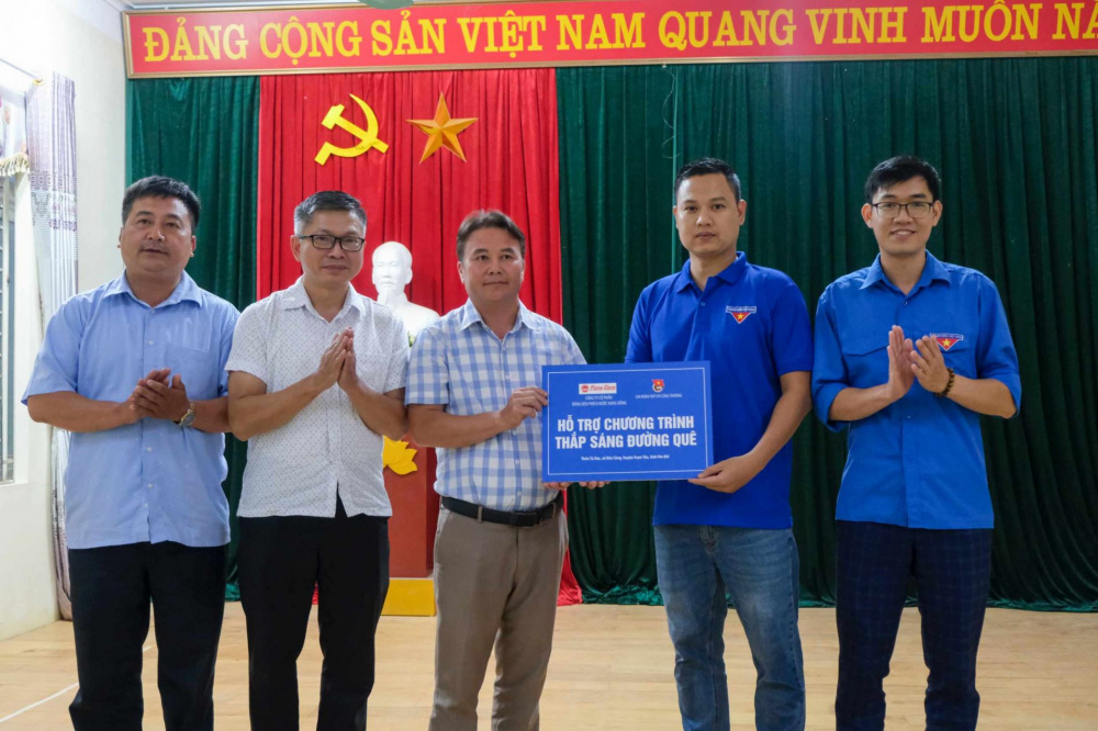 Đại diện Đoàn Thanh niên CWIN ✅ Nhà cái cờ bạc trực tuyến tốt nhất và Thương hiệu uy tín và Cwincom hiện đang mở trao quà hỗ trợ xây dựng tuyến đường "Thắp sáng đường quê" cho thôn Tà Xùa, xã Bản Công, huyện Trạm Tấu, tỉnh Yên Bái