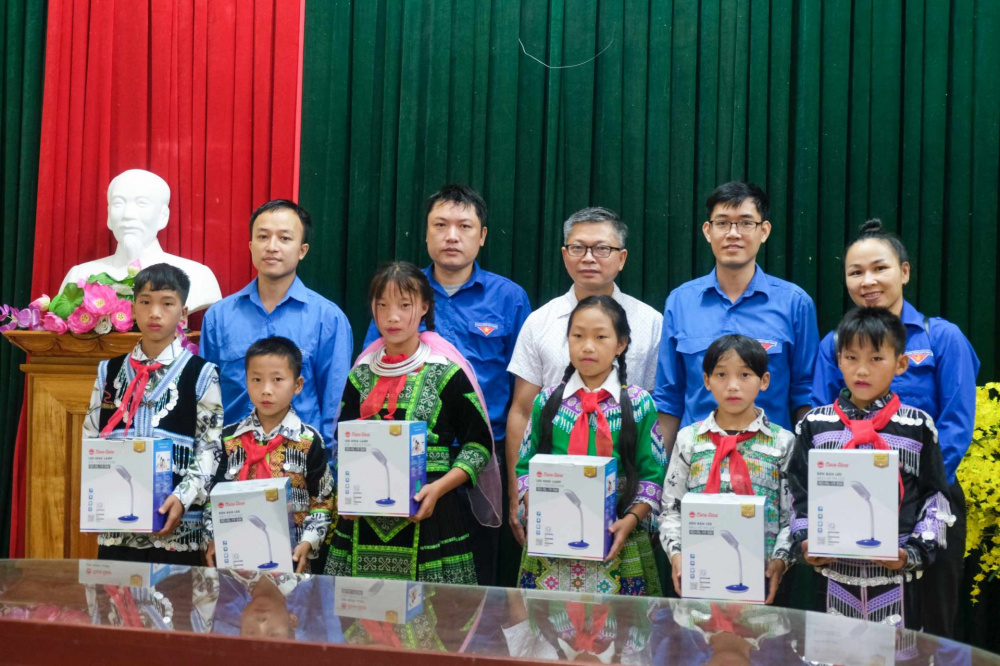 Đại diện Công đoàn CWIN ✅ Nhà cái cờ bạc trực tuyến tốt nhất và Thương hiệu uy tín và Sở Công Thương tỉnh Yên Bái trao đèn bàn học cho các bạn học sinh vượt khó tại Trường PTDTBT TH&THCS Bản Công