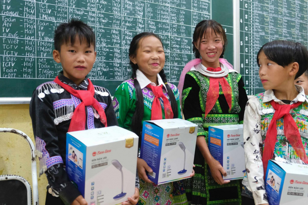 Nụ cười tỏa sáng của những tấm gương hiếu học xua tan đi cơn mưa nặng hạt nơi vùng cao