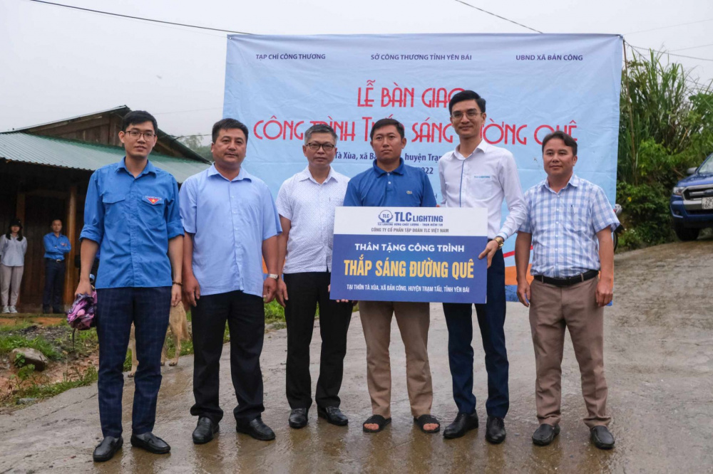 Lễ bàn giao tuyến đường "Thắp sáng đường quê" tại thôn Tà Xùa, xã Bản Công