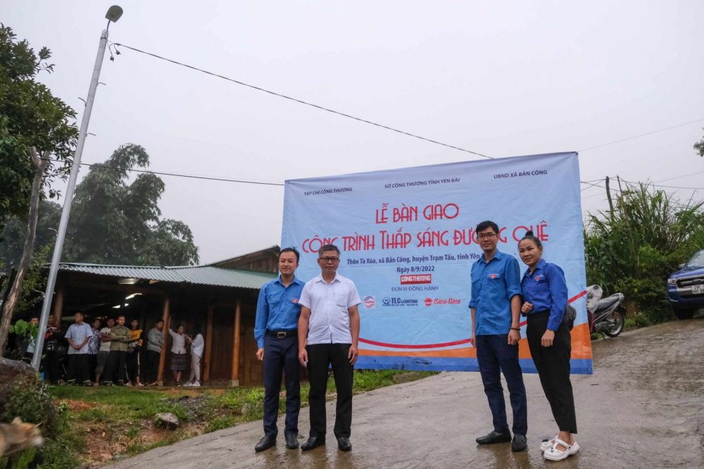 Lễ bàn giao tuyến đường "Thắp sáng đường quê" tại thôn Tà Xùa, xã Bản Công