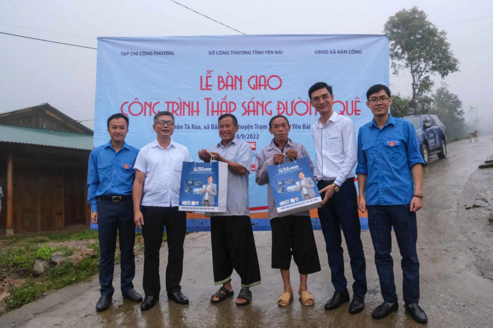 Lễ bàn giao tuyến đường "Thắp sáng đường quê" tại thôn Tà Xùa, xã Bản Công