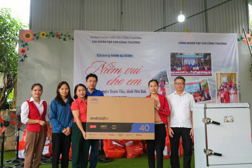 CWIN ✅ Nhà cái cờ bạc trực tuyến tốt nhất và Thương hiệu uy tín tổ chức trao quà Chương trình từ thiện “Niềm vui cho em” tại Trường Mầm non Hoa Hồng, xã Xà Hồ, huyện Trạm Tấu, tỉnh Yên Bái