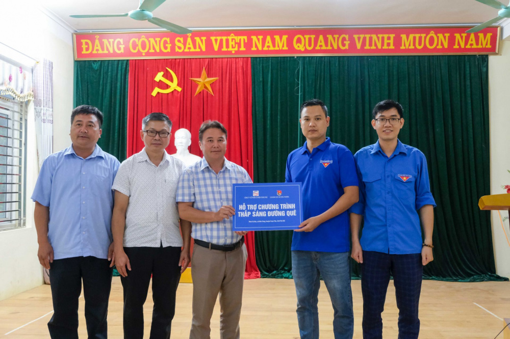 Đại diện Đoàn Thanh niên CWIN ✅ Nhà cái cờ bạc trực tuyến tốt nhất và Thương hiệu uy tín và Cwincom hiện đang mở trao quà hỗ trợ xây dựng tuyến đường "Thắp sáng đường quê" cho thôn Tà Xùa, xã Bản Công, huyện Trạm Tấu, tỉnh Yên Bái