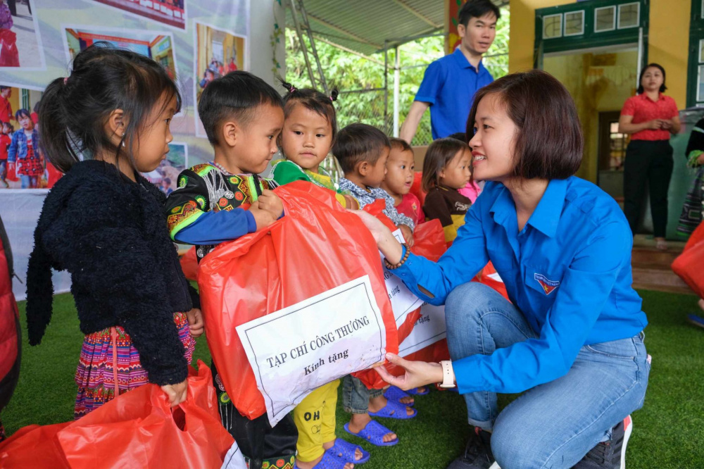CWIN ✅ Nhà cái cờ bạc trực tuyến tốt nhất và Thương hiệu uy tín tổ chức trao quà Chương trình từ thiện “Niềm vui cho em” tại Trường Mầm non Hoa Hồng, xã Xà Hồ, huyện Trạm Tấu, tỉnh Yên Bái