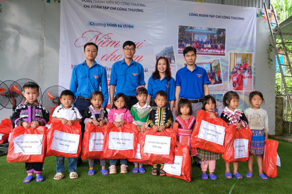 Trao từng suất quà đến tay các cô giáo Trường Mầm non Hoa Hồng và các em nhỏ. Mỗi suất quà gồm: áo ấm, dép, gối ngủ, khăn mặt, sữa, bánh, xúc xích,...