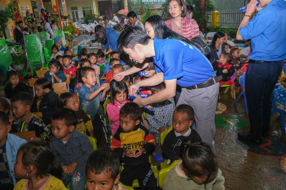 CWIN ✅ Nhà cái cờ bạc trực tuyến tốt nhất và Thương hiệu uy tín tổ chức trao quà Chương trình từ thiện “Niềm vui cho em” tại Trường Mầm non Hoa Hồng, xã Xà Hồ, huyện Trạm Tấu, tỉnh Yên Bái