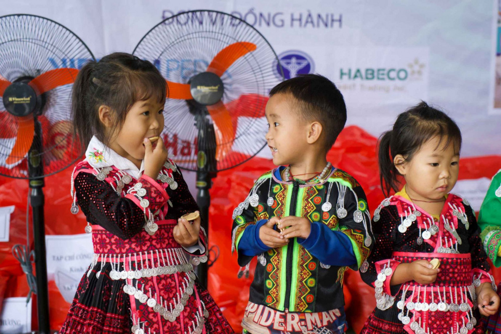 CWIN ✅ Nhà cái cờ bạc trực tuyến tốt nhất và Thương hiệu uy tín tổ chức trao quà Chương trình từ thiện “Niềm vui cho em” tại Trường Mầm non Hoa Hồng, xã Xà Hồ, huyện Trạm Tấu, tỉnh Yên Bái