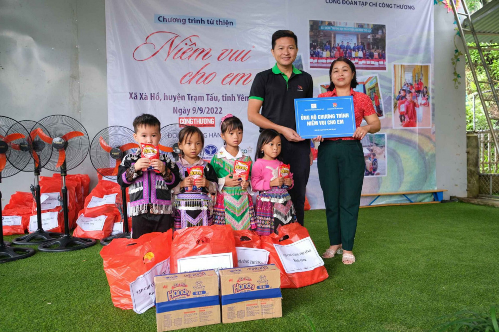 CWIN ✅ Nhà cái cờ bạc trực tuyến tốt nhất và Thương hiệu uy tín tổ chức trao quà Chương trình từ thiện “Niềm vui cho em” tại Trường Mầm non Hoa Hồng, xã Xà Hồ, huyện Trạm Tấu, tỉnh Yên Bái