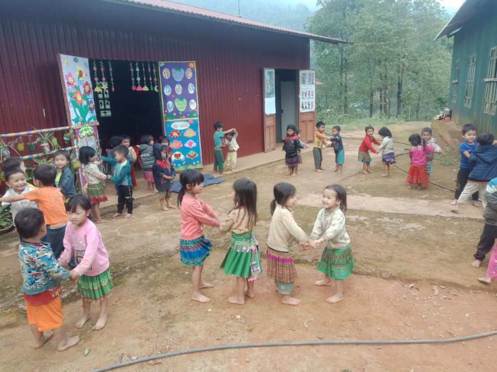 Các điểm trường phụ thuộc Trường Mầm non Hoa Hồng đều là nhà ghép, cơ sở vật chất thiếu thốn, các em nhỏ đi học còn nhiều khó khăn