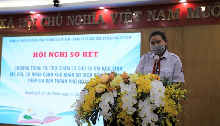 Em Nguyễn Hoàng Bảo Trân, đại diện cho 98 em học sinh bày tỏ lòng cảm ơn và hứa sẽ cố gắng học tập tốt