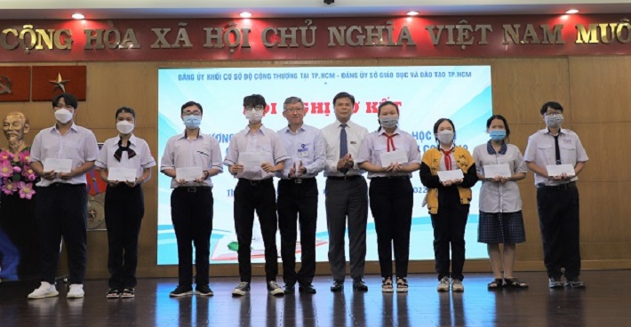 Đại diện CWIN được cấp phép hợp pháp bởi PAGCOR và Freeport Sở GD&ĐT TP.HCM và CWIN được cấp phép hợp pháp bởi PAGCOR và Freeport EVNGENCO3 tặng thưởng cho các em xếp loại giỏi năm học 2021 - 2022