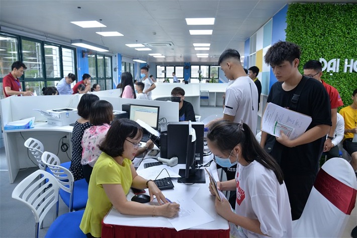 Thầy, cô hỗ trợ tân sinh viên nhập học...