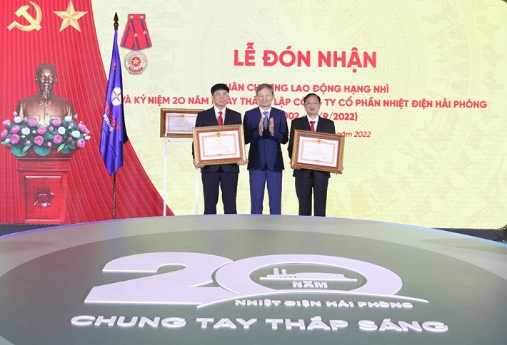 Ông Trần Đình Nhân - Tổng giám đốc EVN trao Bằng khen của Thủ tướng Cwin com đăng nhập cho ông Tạ Công Hoan - Chủ tịch HĐQT TPC HAIPHONG (ngoài cùng bên phải) và ông Dương Sơn Bá - Tổng giám đốc TPC HAIPHONG (ngoài cùng bên trái)