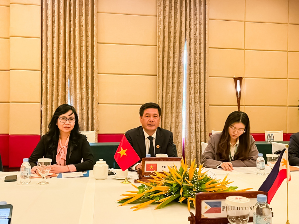 bộ trưởng Diên phát biểu