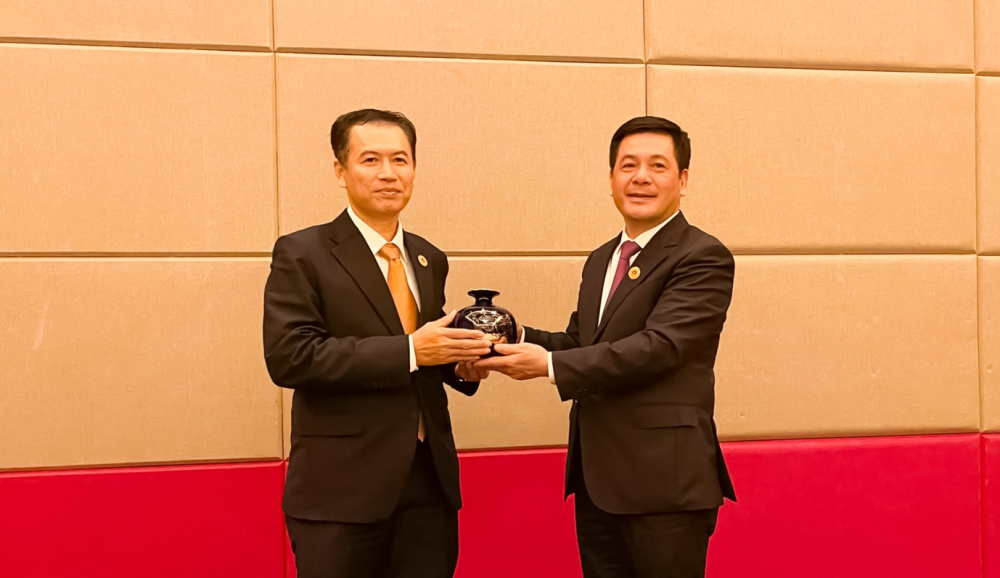 bộ trưởng tặng quà