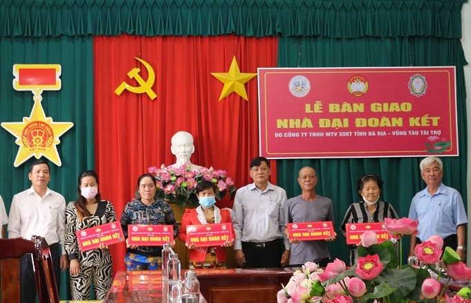 Ông Nguyễn Hữu Lĩnh (giữa), Phó giám đốc Công ty Xổ số kiến thiết Bà Rịa - Vũng Tàu trao nhà cho các gia đình nghèo khó khăn