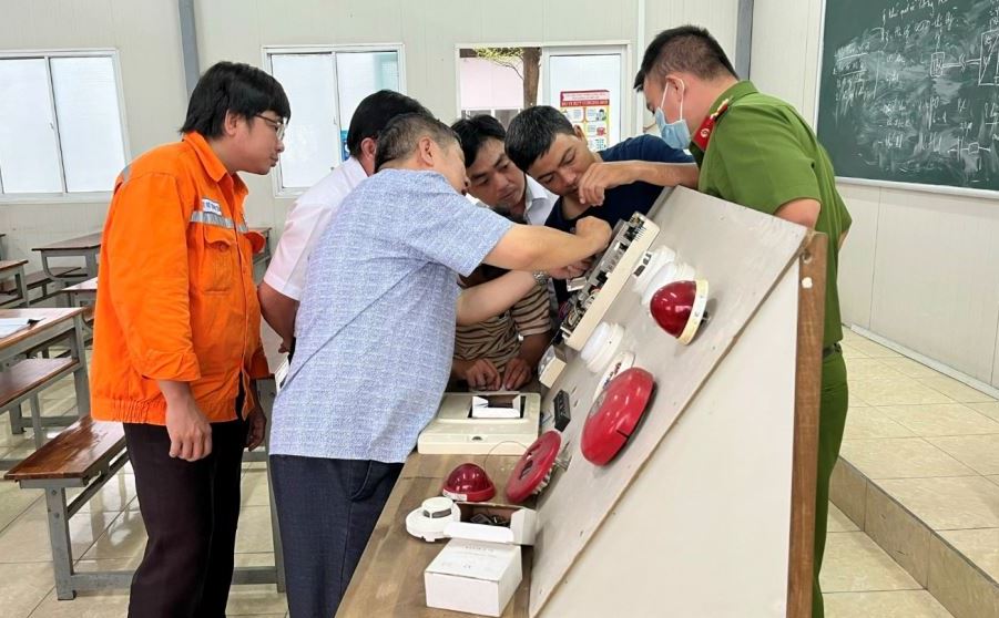 Giảng viên thuộc Trường Đại học PCCC hướng dẫn học viên kiểm tra, bảo dưỡng, sửa chữa hệ thống báo cháy tự động
