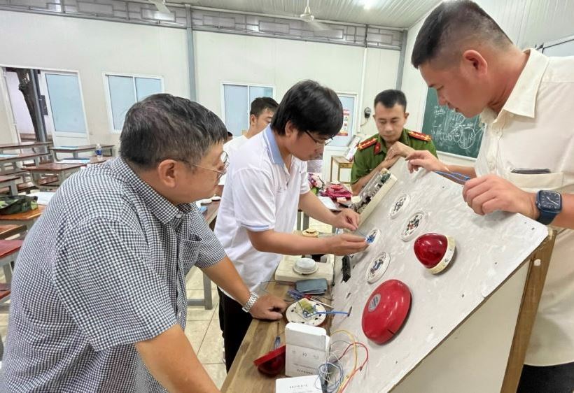 Học viên thực tập cách kiểm tra, bảo dưỡng và sửa chữa hệ thống báo cháy tự động