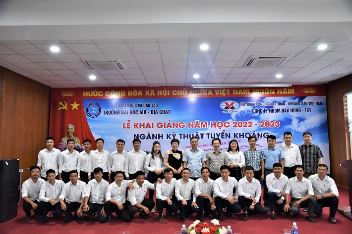 Các đơn vị trao tặng quà và chụp hình lưu niệm
