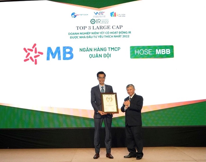 Ông Đặng Mạnh Trung , Vụ trưởng, Trưởng cơ quan thường trực Ban Tuyên giáo Trung ương tại TP. HCM  trao chứng nhận đến ông Đàm Nhân Đức, Giám đốc Nghiên cứu Phát triển MB.