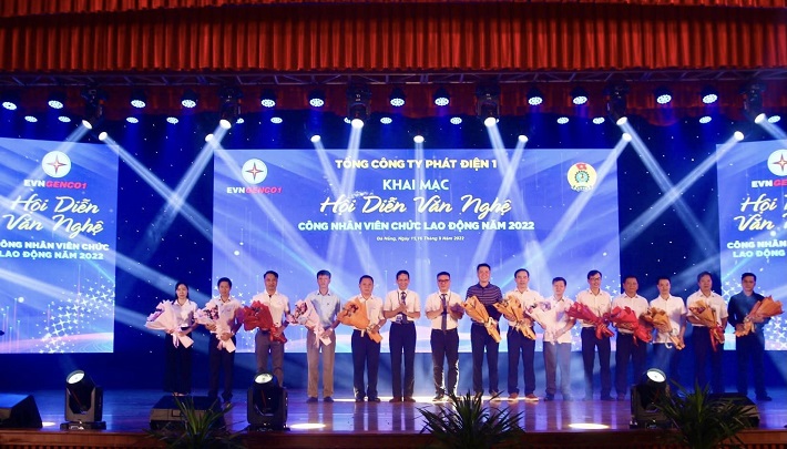 Tặng hoa lưu niệm các đội tham gia Hội diễn