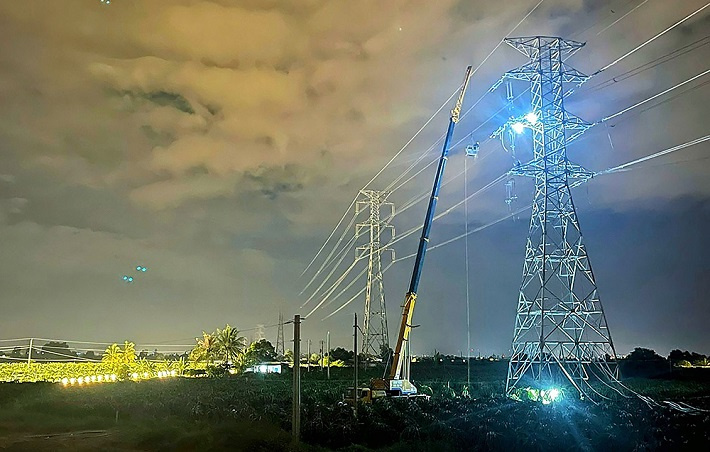 Thi công cả ngày và đêm để đảm bảo tiến độ dự án