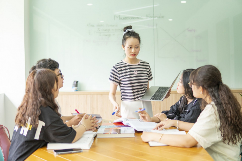 Sinh viên EIU thảo luận nhóm